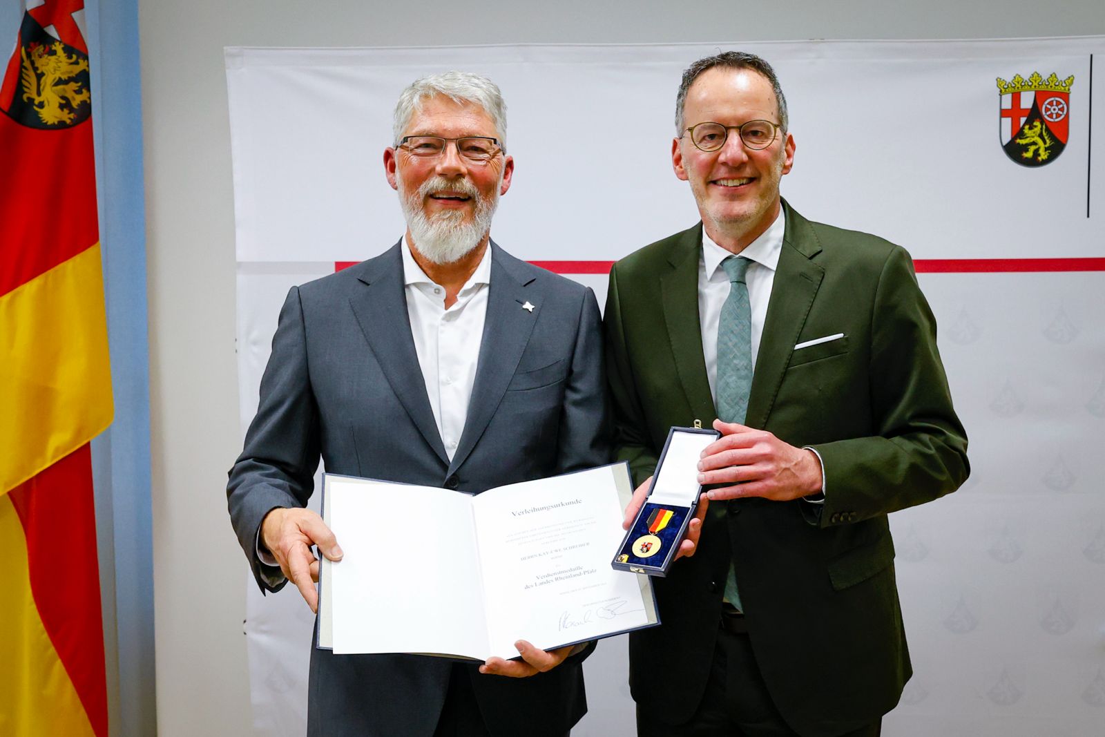Innenminister Ebling überreicht Landesverdienstmedaille an Kay-Uwe Schreiber