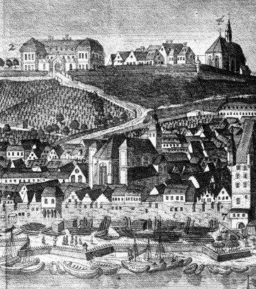 Ansicht des Jakobsberges und Jakobsbergerklosters mit der Zitadelle, dem Kommandantenbau (1696), den Weinbergen am Abhang und dem unteren Stadtteil Pfarrei St. Ignaz, der Stadtmauer, innerem Neutor und sogenanntem Löhr’schen Haus an der Bocksgasse. Teilstück aus dem Stadtprospekt-Kupferstich von Joh. Frdr. Probst (1720/39). Photographie.