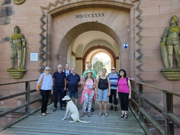 Das Gästeführerteam der Initiative Zitadelle Mainz (IZM) in Germersheim am Rhein.