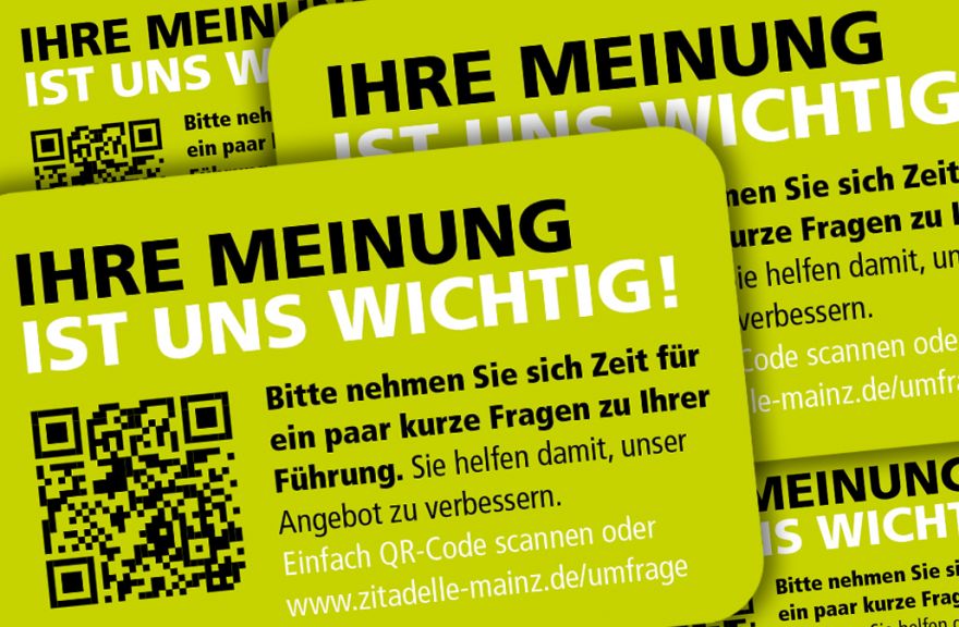 Viele Feedback-Karten übereinander liegend