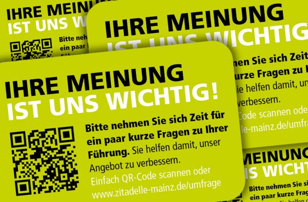 Viele Feedback-Karten übereinander liegend